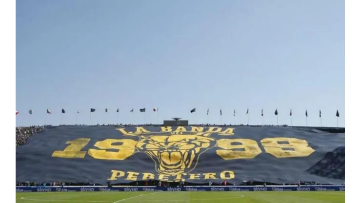 Impresionante manta de Pumas contra América