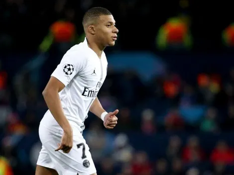 A Mbappé le regalaron una camiseta por sus 100 goles en el PSG, pero no hizo ni la mitad