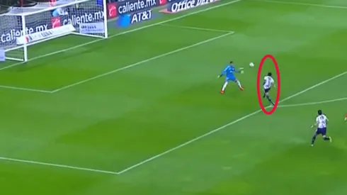 Pareja rechazó mal, Vega hizo el gol y Chivas ya gana el Clásico