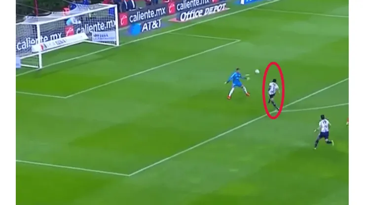 Pareja rechazó mal, Vega hizo el gol y Chivas ya gana el Clásico