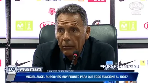 Foto de Miguel Ángel Russo en conferencia.