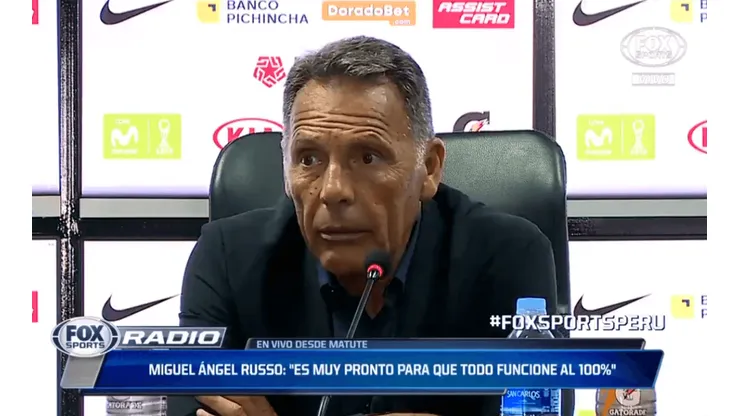 Foto de Miguel Ángel Russo en conferencia.