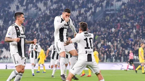 "SIUUU-MASK". Cristiano Ronaldo y Dybala en el festejo del gol de Frosinone (Foto: Juventus).