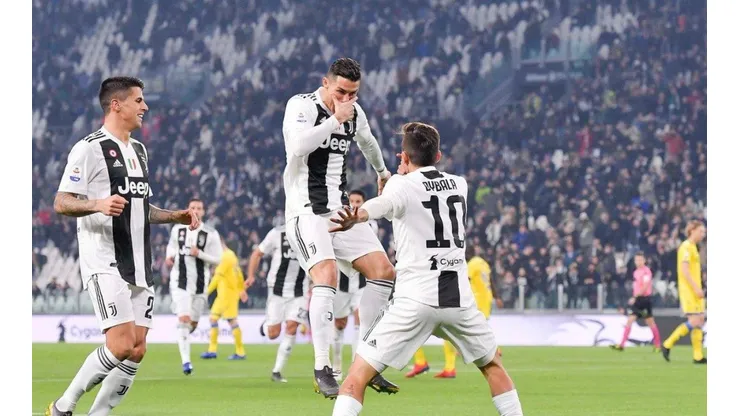 "SIUUU-MASK". Cristiano Ronaldo y Dybala en el festejo del gol de Frosinone (Foto: Juventus).