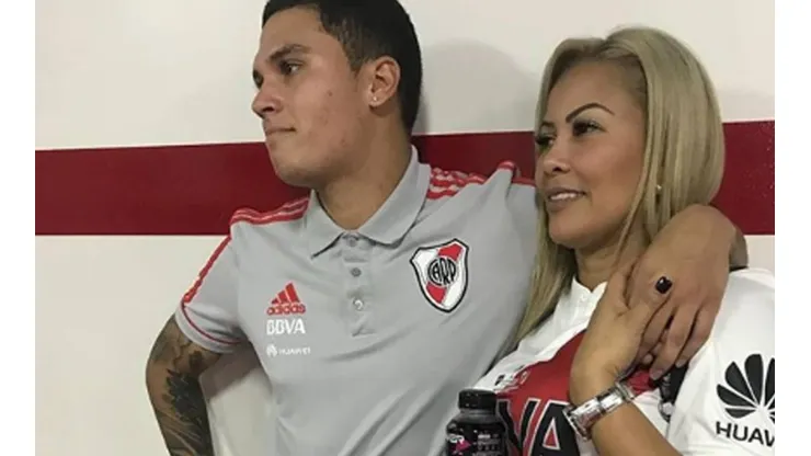 Foto de Juan Fernando Quintero con su madre.