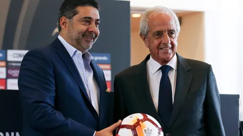 CODO A CODO. Angelici y D'Onofrio durante la previa de la final de la Copa Libertadores (Foto: Getty).