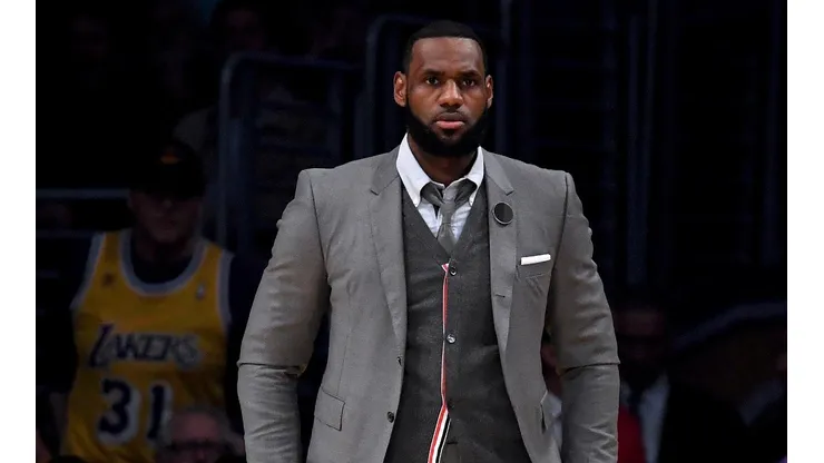 LeBron James asegura que será dueño de un equipo y Magic Johnson lo apoya