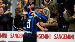 BESOS DE GOLEADOR. Icardi, Wanda y su hijo en el triunfo del Inter (Foto: Getty).