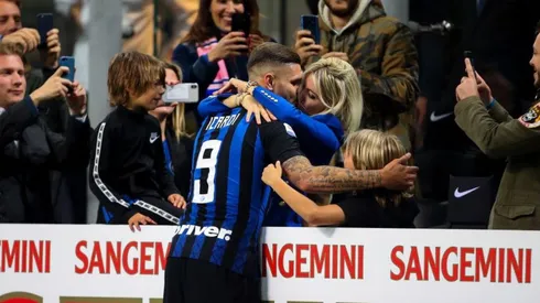 BESOS DE GOLEADOR. Icardi, Wanda y su hijo en el triunfo del Inter (Foto: Getty).