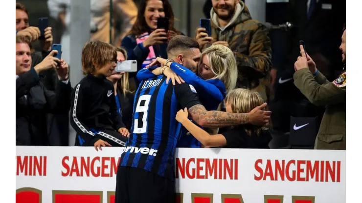 BESOS DE GOLEADOR. Icardi, Wanda y su hijo en el triunfo del Inter (Foto: Getty).