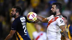 PELEA DE TITANES. Fito Rinaudo y Lucas Pratto pelean por la pelota (Foto: Getty).