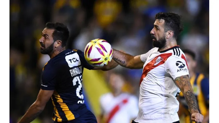PELEA DE TITANES. Fito Rinaudo y Lucas Pratto pelean por la pelota (Foto: Getty).
