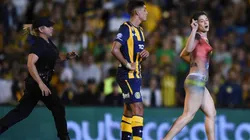 Sheila le ganó en la corrida a la Policía, pero fue rodeada y terminó siendo retirada del campo de juego.