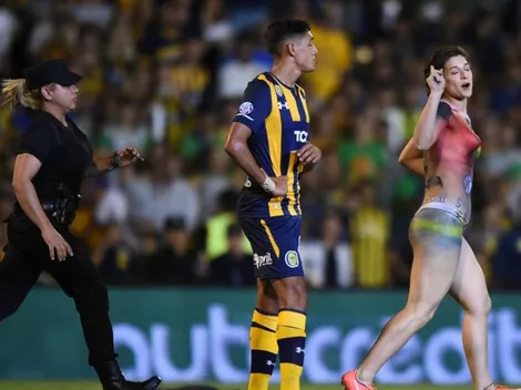 La intrusa que entró a la cancha de Central lo hizo para llevar un mensaje de paz