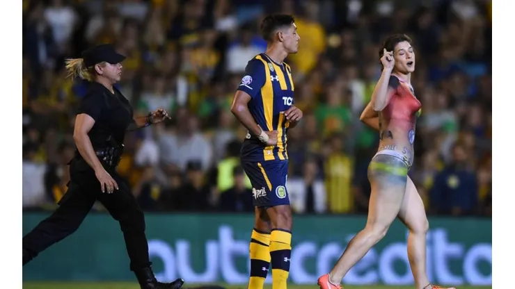 Sheila le ganó en la corrida a la Policía, pero fue rodeada y terminó siendo retirada del campo de juego.