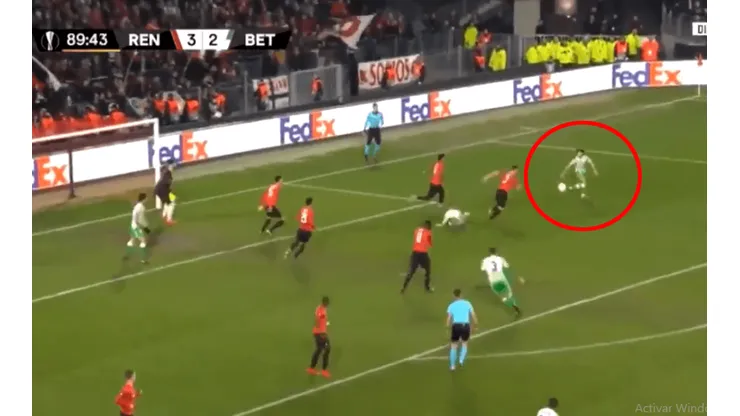 ¡Diego Lainez marca un gol de volea al minuto 90 en la Europa League!
