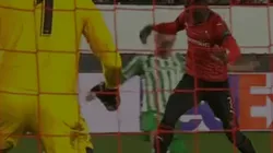 A Guardado le cobraron un penal insólito en Rennes - Betis