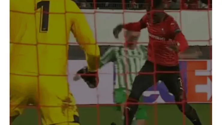 A Guardado le cobraron un penal insólito en Rennes - Betis