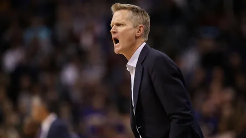 Se volvió loco: Steve Kerr lanzó cosas, gritó a los árbitros y fue expulsado en la derrota de los Warriors