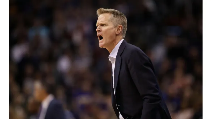 Se volvió loco: Steve Kerr lanzó cosas, gritó a los árbitros y fue expulsado en la derrota de los Warriors