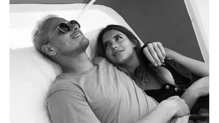 Foto de Javier Hernández y su novia.