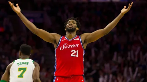 Joel Embiid insulta a los árbitros tras la derrota ante los Celtics