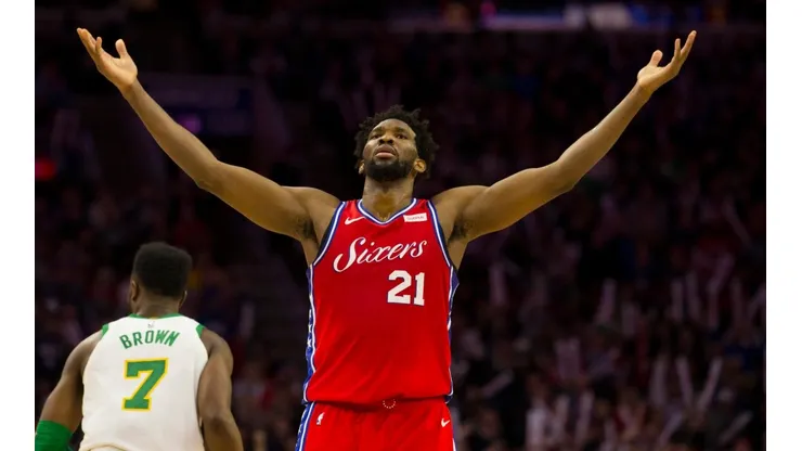 Joel Embiid insulta a los árbitros tras la derrota ante los Celtics
