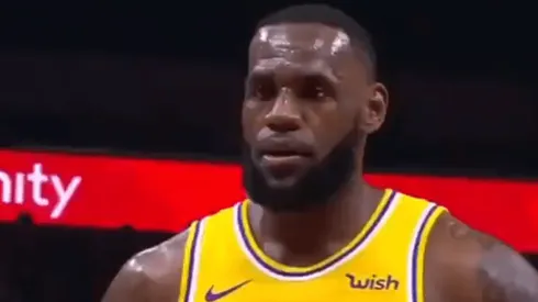 Fanáticos de los Hawks se burlan de LeBron James en la derrota de los Lakers