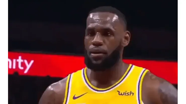 Fanáticos de los Hawks se burlan de LeBron James en la derrota de los Lakers