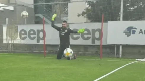 Jonathan Orozco se lució en el entrenamiento de la Selección con atajadas a puro reflejo