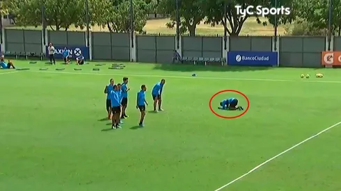 Villa apuntó al arco, la tiró a las nubes y mientras todos se estallaban de la risa él se desmoronó en el piso