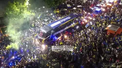 Foto de la hinchada de Boca acompañando al micro rumbo a Ezeiza.