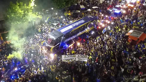Foto de la hinchada de Boca acompañando al micro rumbo a Ezeiza.