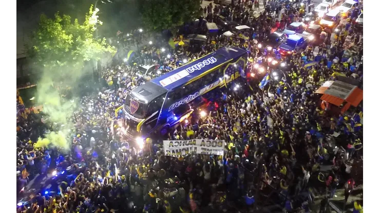 Foto de la hinchada de Boca acompañando al micro rumbo a Ezeiza.
