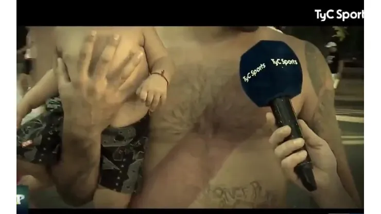 Un fanático de River se tatuó en su panza la franja roja de la camiseta