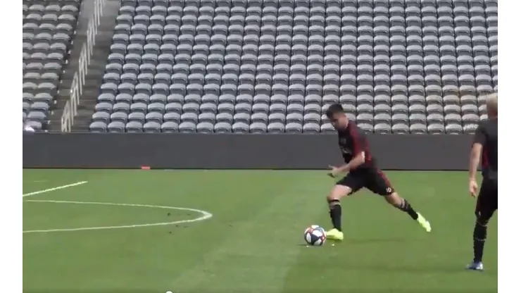 Antes del gol de Quintero, el Pity Martínez metió un infernal tiro libre con el Atlanta
