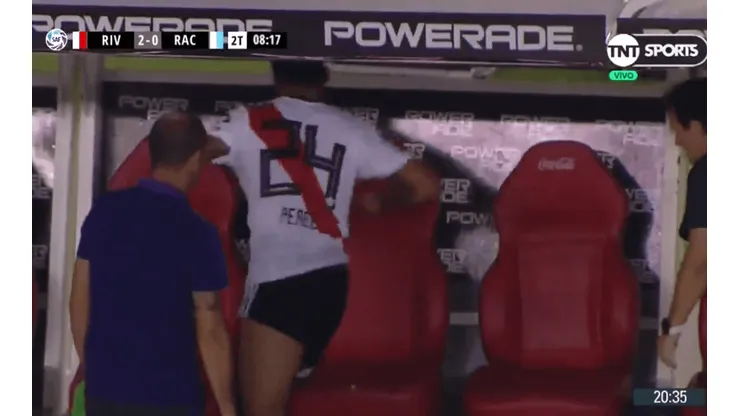 La ligó el asiento del banco de suplentes: Enzo Pérez, completamente sacado por salir lesionado