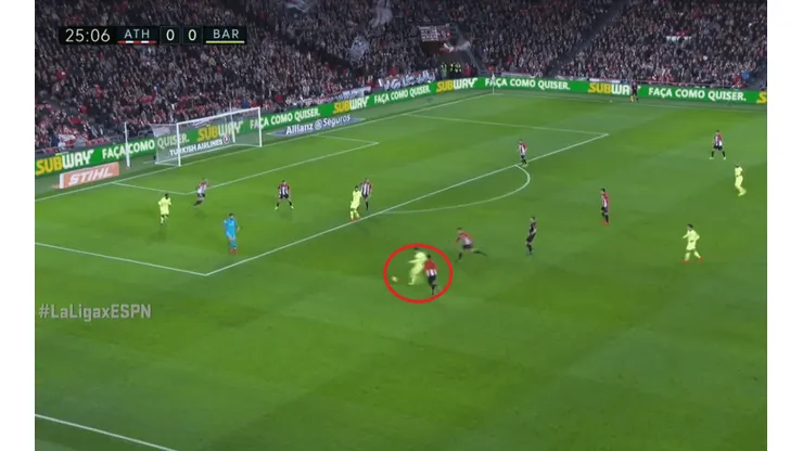 Volvió con todo: Messi casi marca un auténtico golazo pero el travesaño se lo impidió