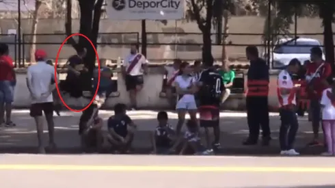 Está loco: en la previa del partido vs Racing, un hincha de Boca apareció entre los de River