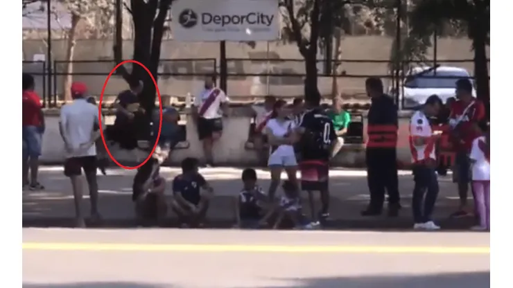 Está loco: en la previa del partido vs Racing, un hincha de Boca apareció entre los de River