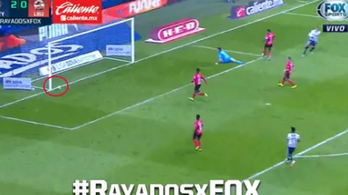 Rogelio Funes Mori quedó solo tras el pase de Meza pero su remate fue al palo