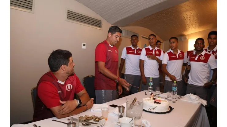 Que gran regalo: El Crema festejó el cumpleaños de su DT