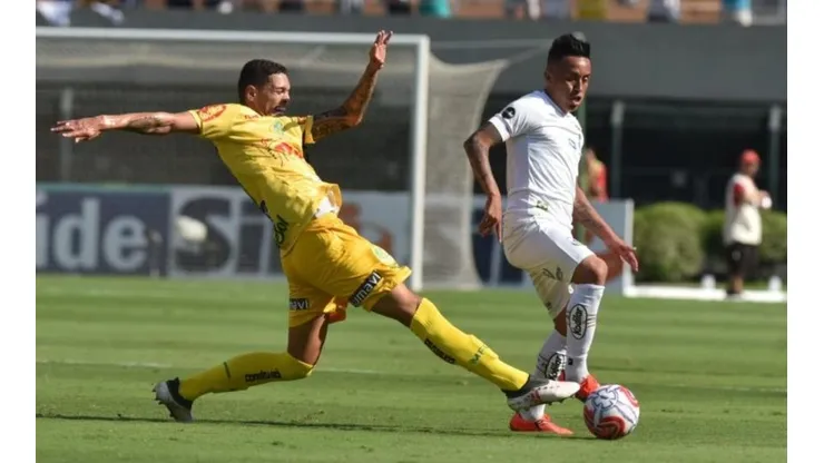 Cueva con la camiseta de Santos.