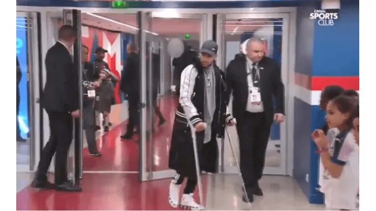 En muletas, Neymar les sacó una sonrisa a los niños del PSG y Bordeaux