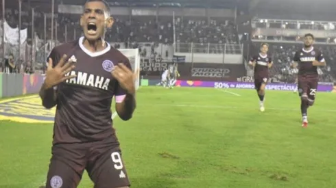 José Sand festeja un nuevo tanto.