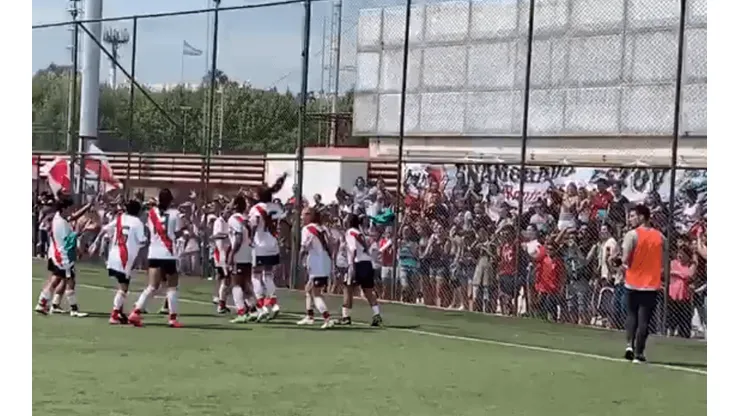 Foto de las chicas celebrando.
