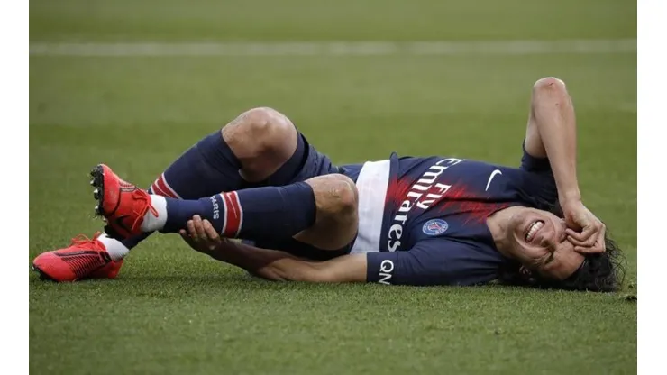 Cavani salió lesionado y en PSG piensan lo peor