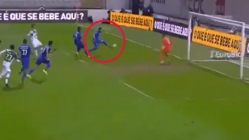 Herrera apareció sobre la hora para salvar el punto y la cima de Porto