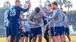 Diego Polenta fue recibido en el entrenamiento de Los Angeles Galaxy (Foto: Twitter)