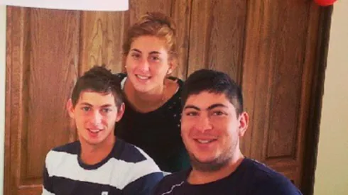 Sala junto a sus hermanos.